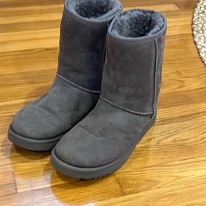Ugh class short II grey boots